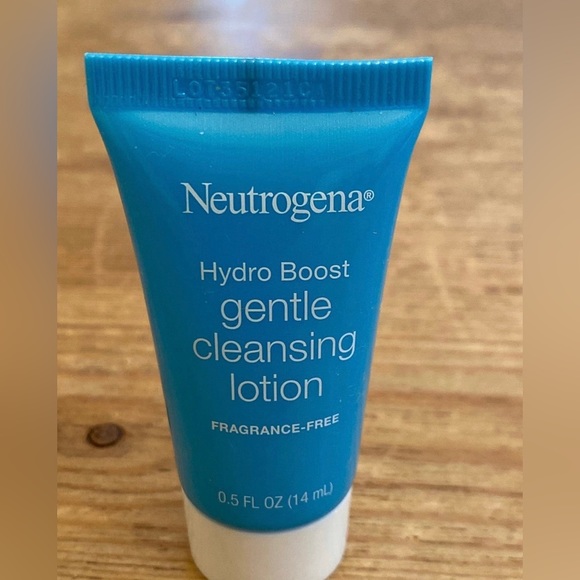 Neutrogena® (Sample 0.5Fl Oz) Unisex Hydro Boost Gentle Cleansing Lotion - Picture 2 of 4